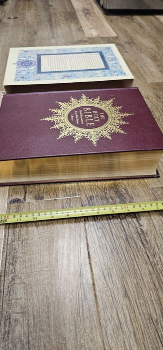 Biblie de colecție - The Holy Bible: With Illustrations from the Vatican Library
