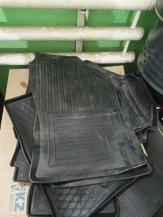 Продам бу коврики на Короллу