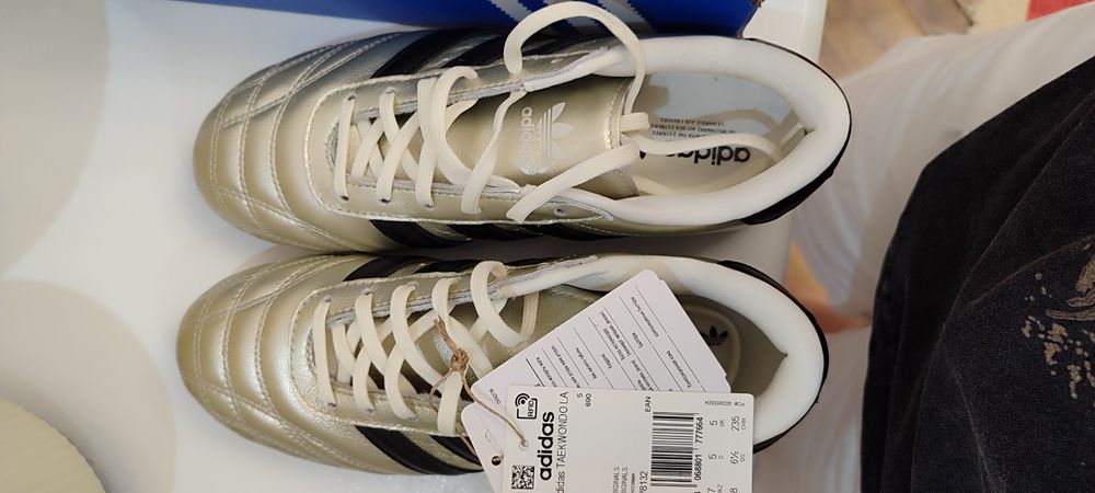Продам кроссовки новые Adidas