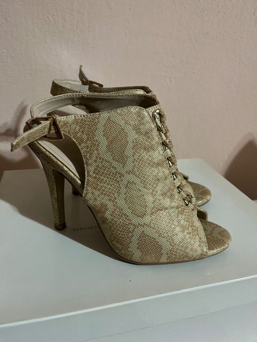 DKNY маркови сандали