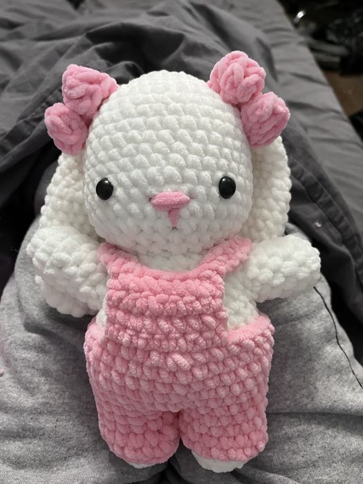 Ръчно изработени плетени зайчета- смяна на цвят и добавки налични.