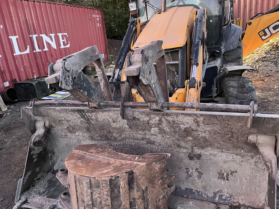 Продается вила для экскаватора-погрузчика JCB 3cx.