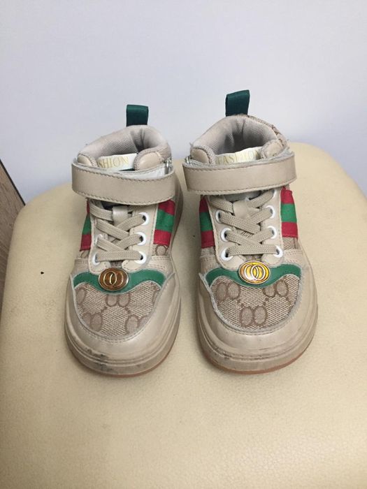 Детская обувь разная.