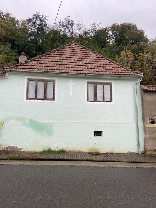 Casa la tara de vanzare