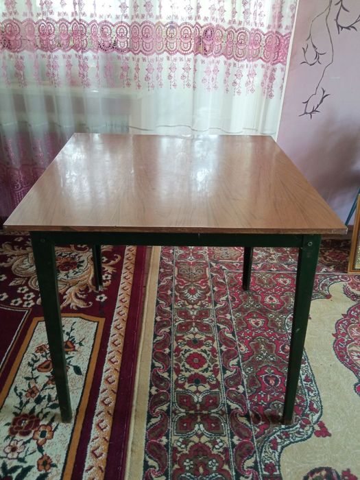 Продаётся---стол