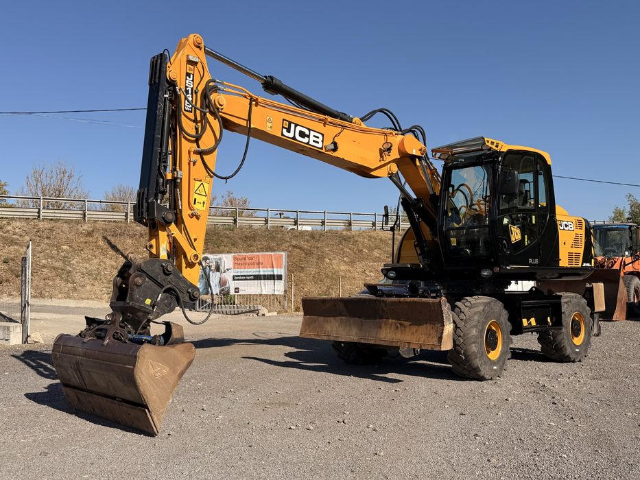 Excavator JCB pe roti