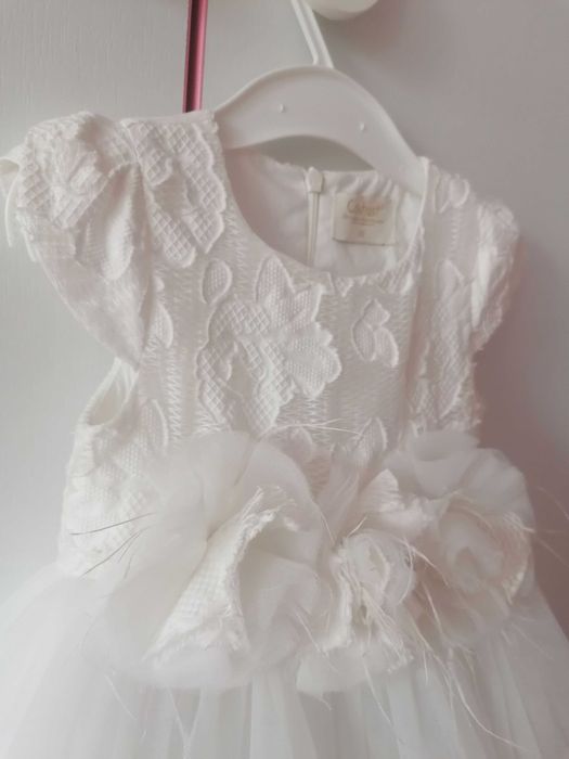 Бяла рокля и обувки за момиче