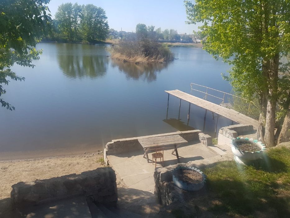 Продам дачу на берегу озера.