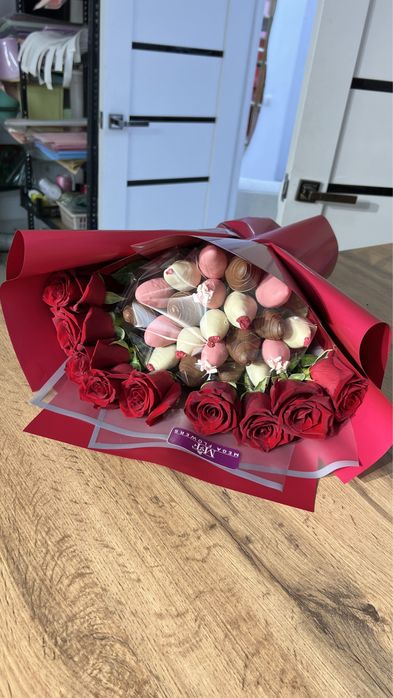 Клубника в шоколаде с цветами