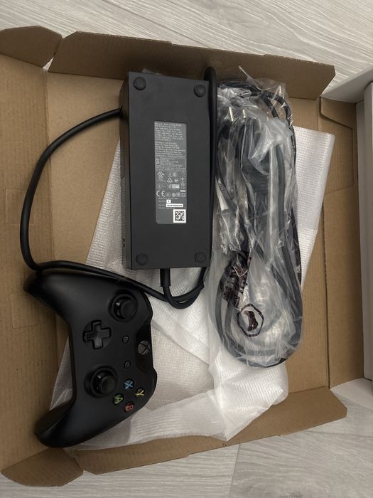 Конзола Xbox One + контролер!