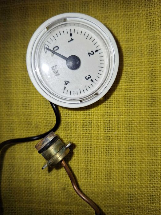 Manometru pentru măsurarea presiunii în centralele electrice Ferroli.