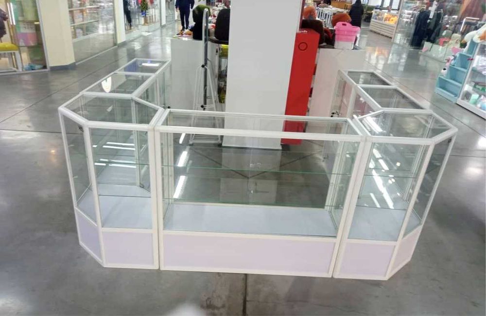 Витрины и торговые прилавки по выгодным ценам, стеклянные витрины