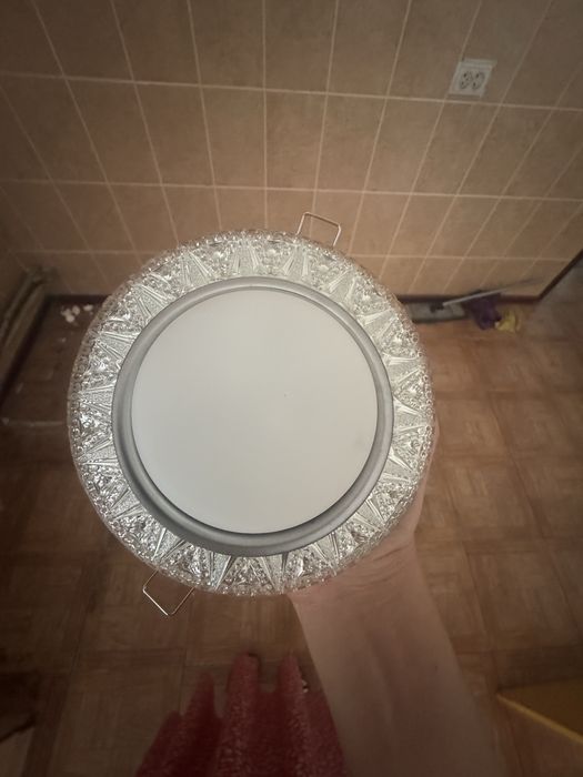 Потолочные люстры и споты