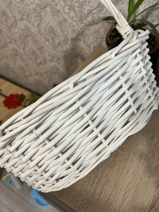 Продам корзину белую маленькую
