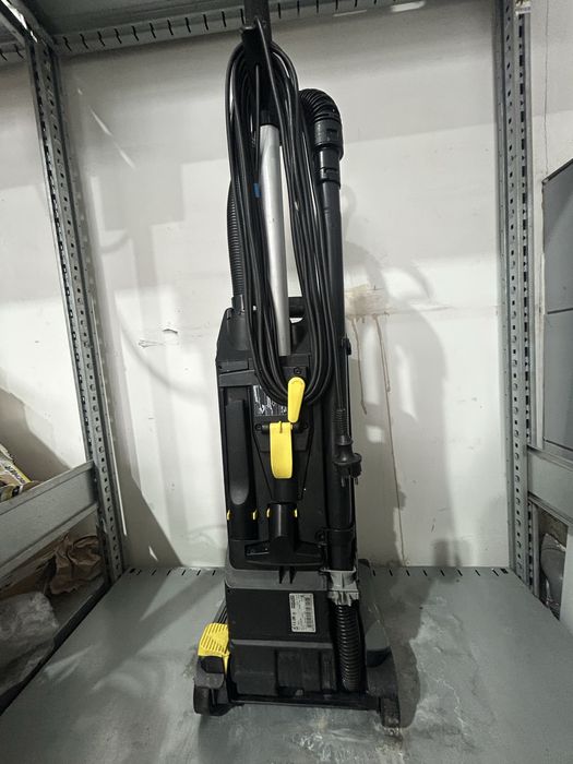 Aspitator Karcher Vertical  cu perie  CV 30/1