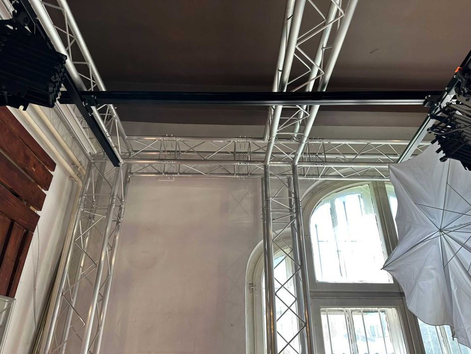 SCHELA PENTRU EXPOZITII,EVENIMENTE,STUDIO FOTO cu bare pentru pantografe,2 pantografe incluse,findaluri si suport