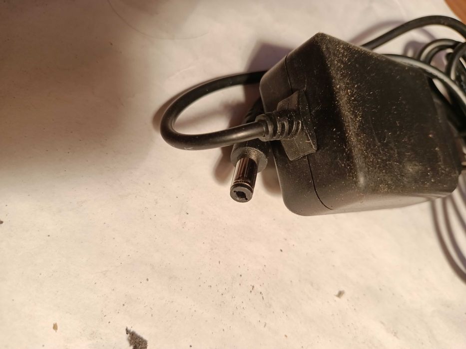 Продам адаптер питания   5V--1A.