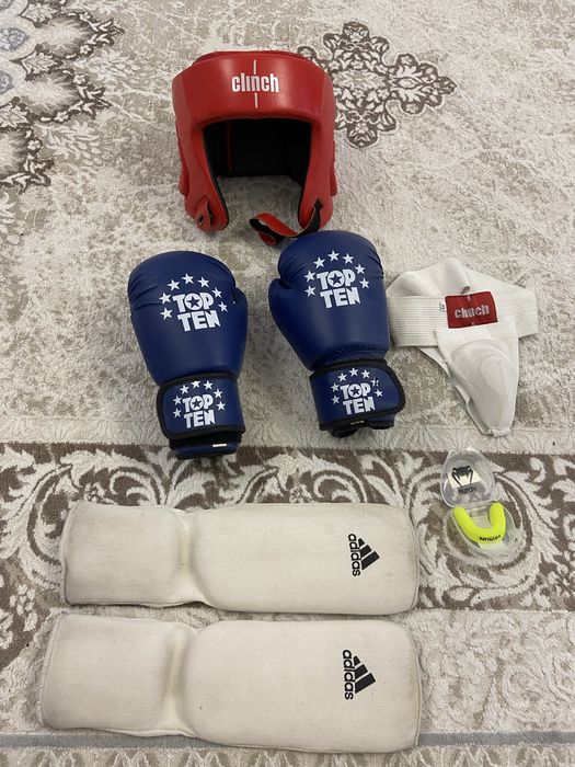 Шлем перчатки боксерские