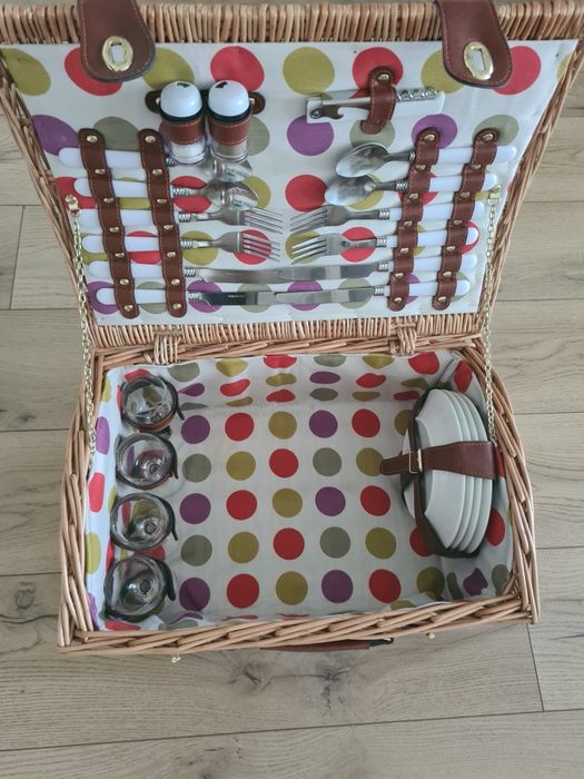 Cos de picnic din nuiele impletite pentru 4 persoane