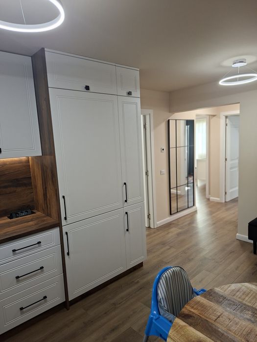 Vand apartament cu 4 camere