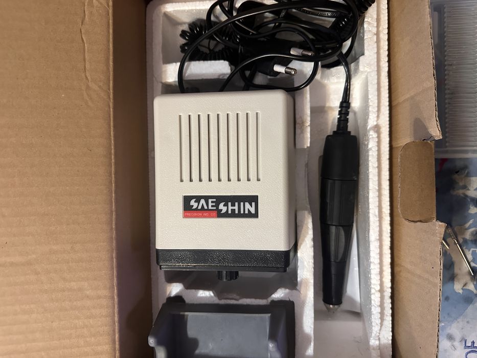 Машинка для маникюра вместе с фрезами