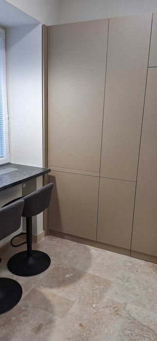 Închiriez apartament 2 camere în centrul municipiului Cluj-Napoca, într-o curte interioară, la parter, complet renovat, mobilat, ultrafinisat, 50 mp.