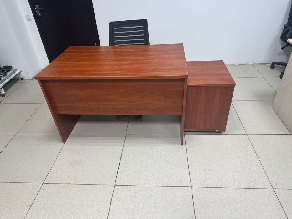 Продам стол и тумбочки