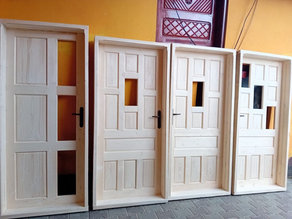 Producător de uși și ferestre din lemn masiv,brad.