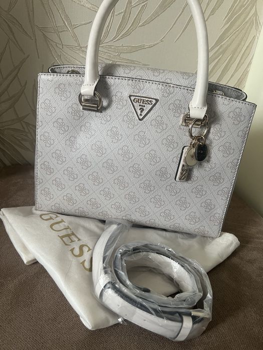 Дамски чанти Guess