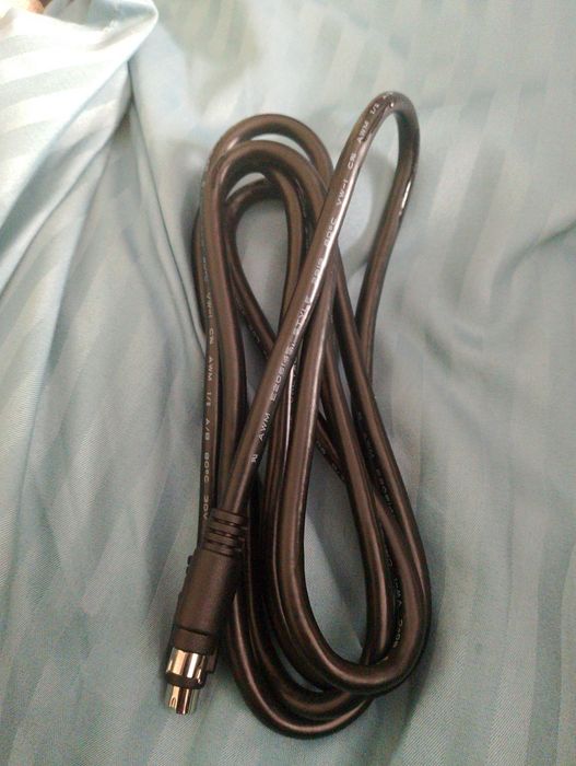 S-video кабель..