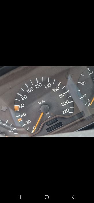 Mașină Mercedes W124 în stare bună