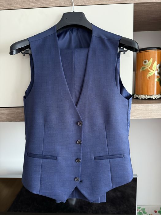 Costum elegant.