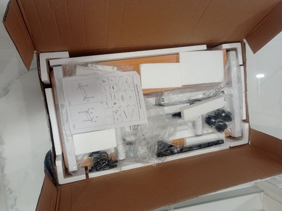 Бюро на колелца с накланящ се плот