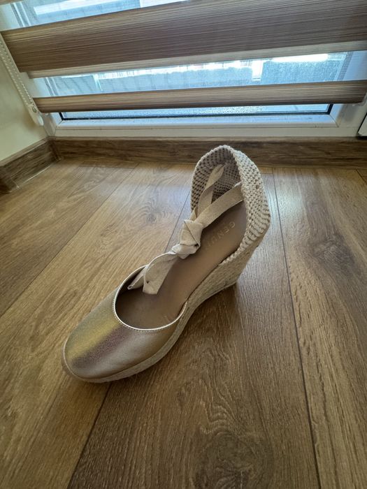 Обувки тип сандал на платформа