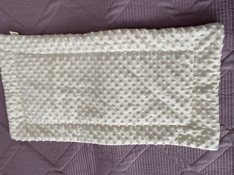 Матрас для коляски, бежевого цвета.