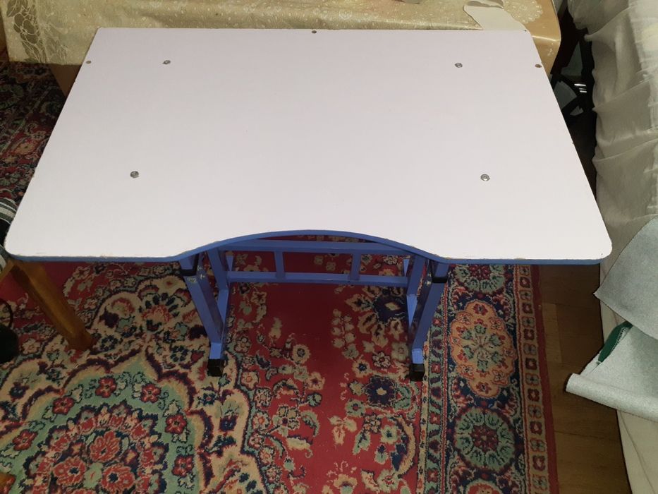 Детская парта 1500 тг.