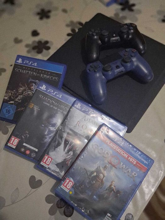 PS4 с включени два джойстика и четири игри, като нов, без забележки.