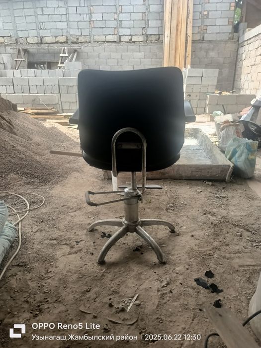 Продам парикмахерское кресло и зеркало