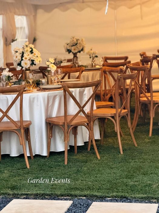 Scaune lemn pilgrim crossback mese de inchiriat / ghirlande luminoase