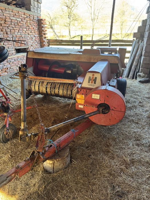 Vând balotiera international