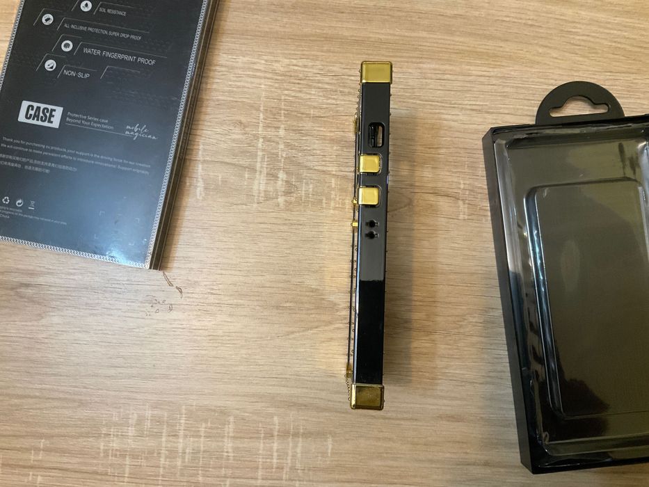 Vând husă Louise Vuitton pt iPhone 14 pro