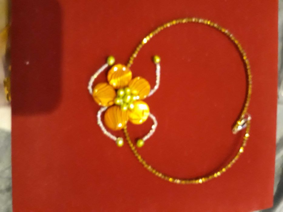 Колието е с кристалчета, естествени перли и седеф