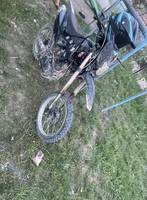 Vand cross 150cc. Are cadrul fisurat dar merge sudat.  Roata spate are un pic de joc  motorul merge bine  acept si alte schimburi   Astept oferte.