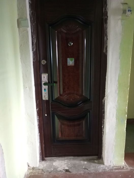 Срочно продается 2 комнатная квартира. Этаж 2.  Район 5/1.