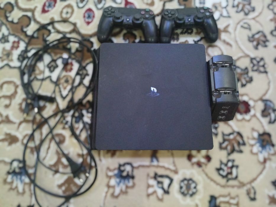 PS4 Slim 500 ГБ + 2 джойстика + зарядная станция + игры
