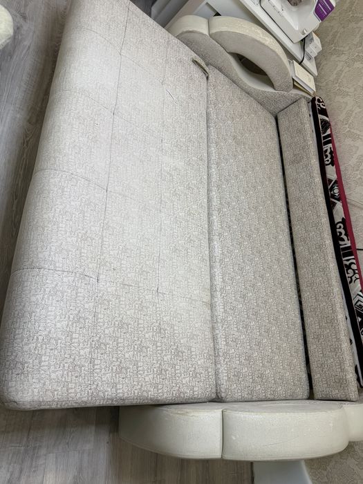 Продам молочный диван в Караганде. Б/у