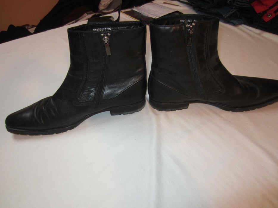 Cizme piele Boss, masura 9 1/2,Vibram,blana miel, stare f. buna,Italia