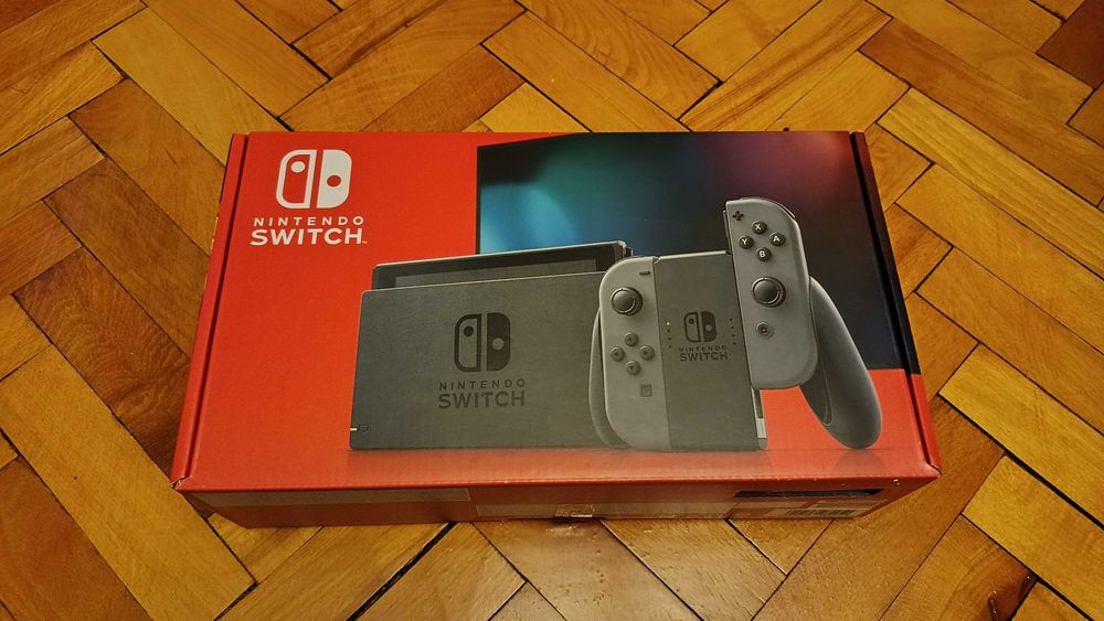 Nintendo Switch (Mariko) в перфектно състояние + калъф + 128 GB SD