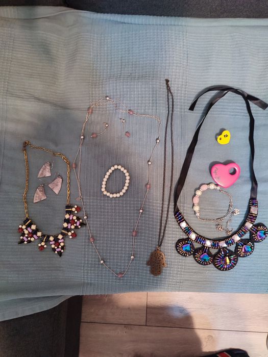 Set accesorii dama cu lantisoare, cercei si broșe