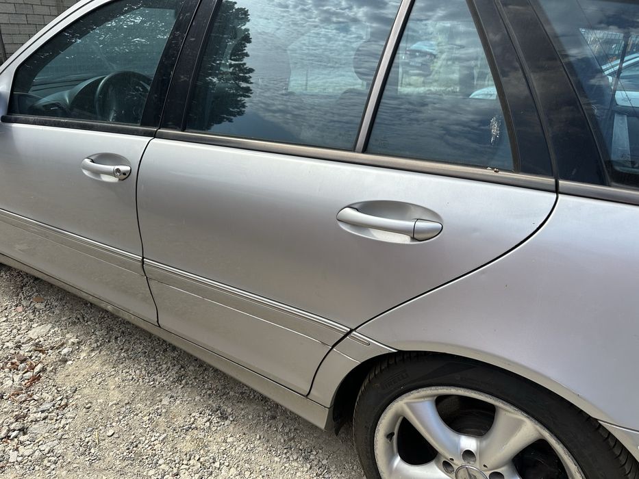 Врата задна лява за Мерцедес w203 c220 комби!